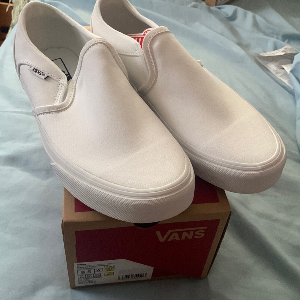 White canvas vans! Never worn 🤍